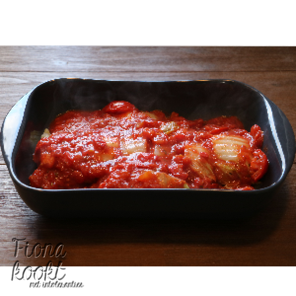Gevulde koolrolletjes in tomatensaus, 8 rollen