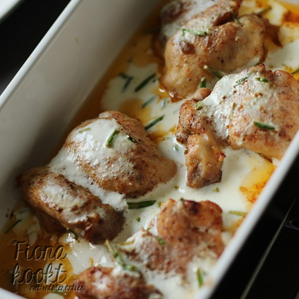 Kippendij in yoghurtsaus