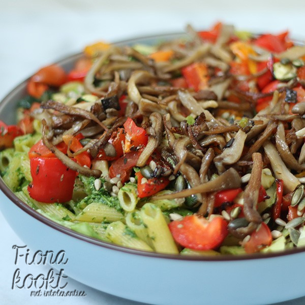 Vegetarische pasta pesto salade