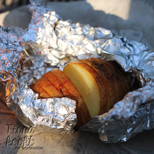 Hasselback aardappelen van de barbecue