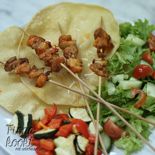 Papadums met kipspiezen