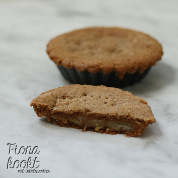 Kleine gevulde speculaas taartjes met peer