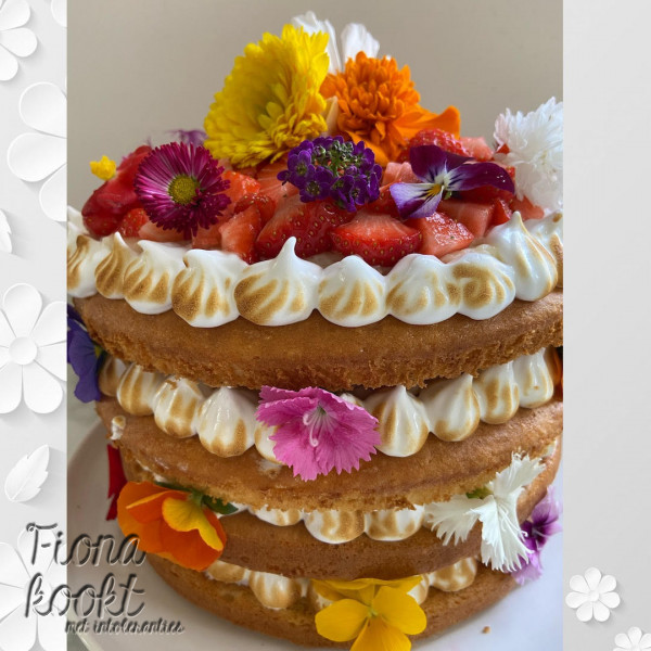 Taart met eetbare bloemen