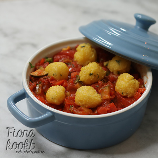 Polenta balletjes in tomatensaus