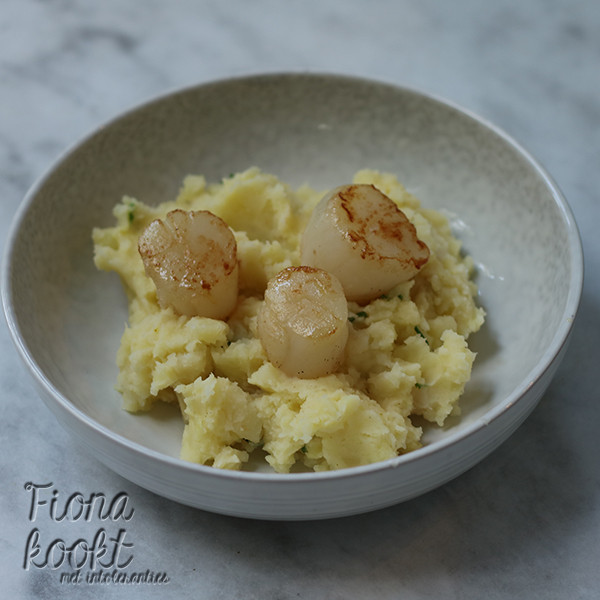 Coquelles op een aardappel en pastinaak puree